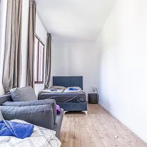 Hostel Comfy In Shared With Terrace And Garden